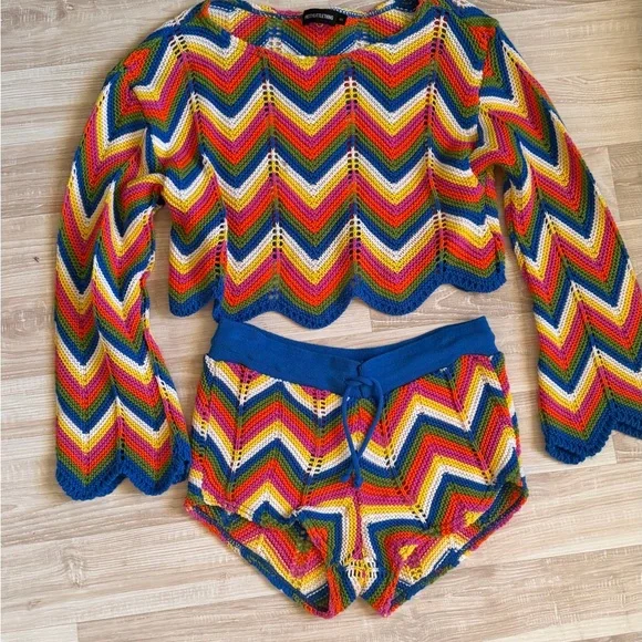 PrettyLittleThing Multicolor Chevron Knit Crop Top & Shorts Set - Blue Trim - Picture 3 of 8